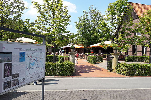 Hotel und Restaurant Kloppendiek, links im Vordergrund eine Informationstafel mit Wegeführung vom Zwillbrocker Venn
