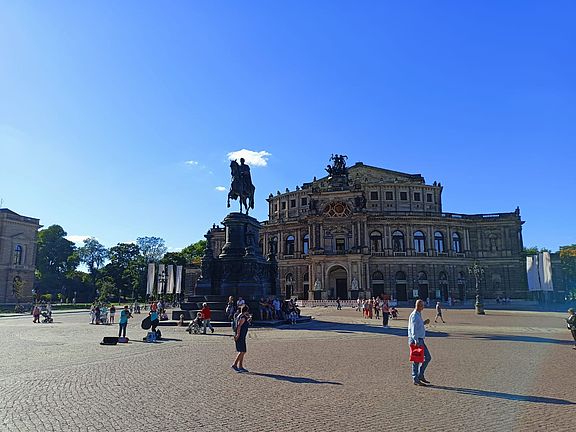 Dresden_Platz_vor_der_Semperoper.jpg  